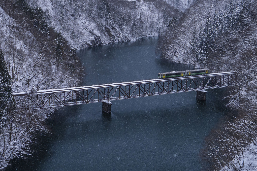 雪舞う橋梁
