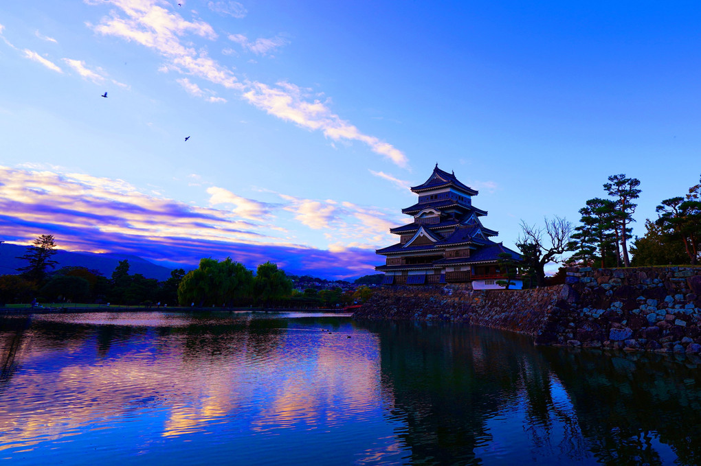 松本城と秋の夕暮れ