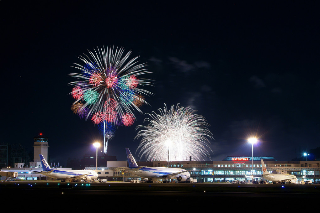 松山空港と花火