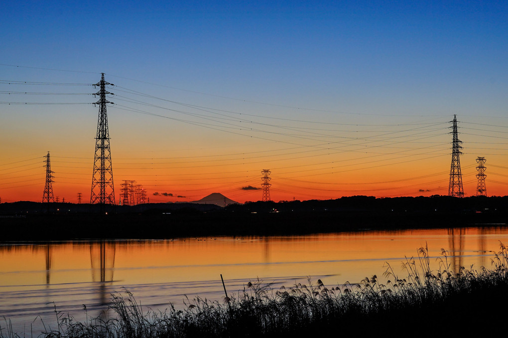 富士と鉄塔の夕景