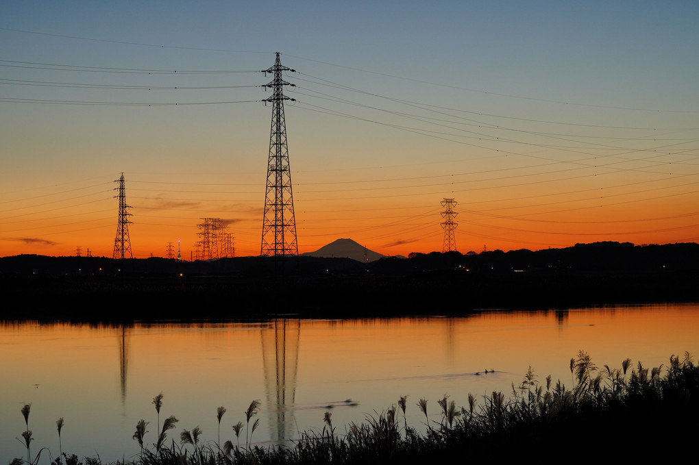 鉄塔と彼方の富士　夕景
