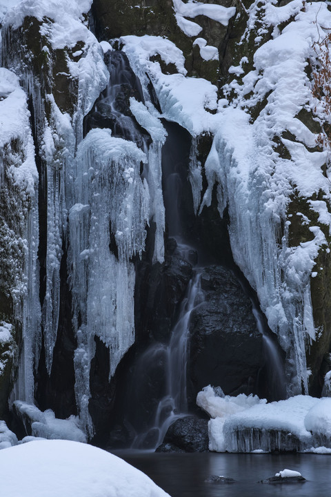氷柱の中を流れる不動滝