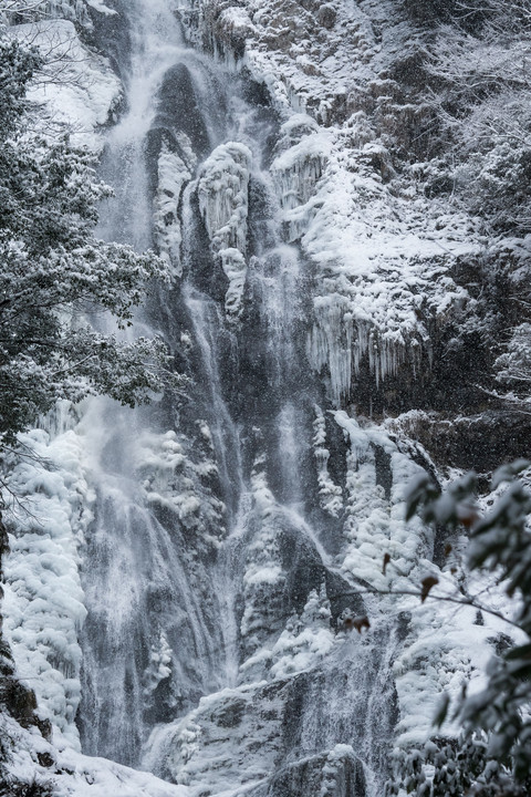 厳冬の滝景色