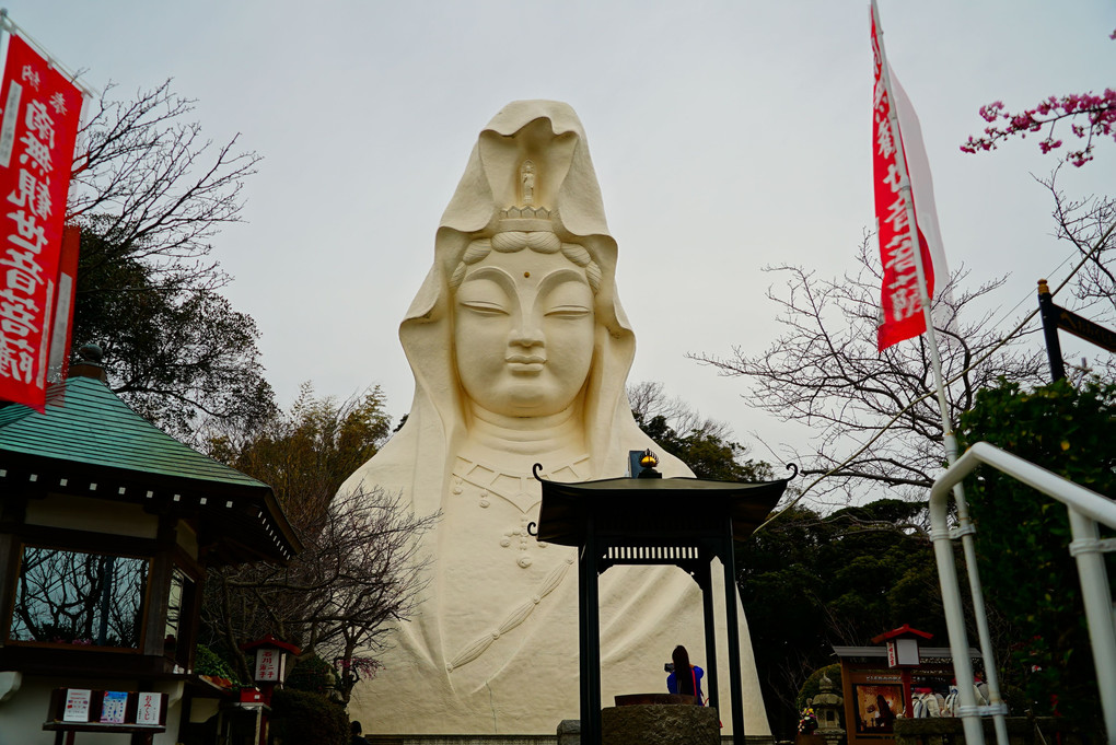 大船観音  現在の観音像は、昭和4年に起工式が行われましたが、昭和9年に世界恐慌と戦