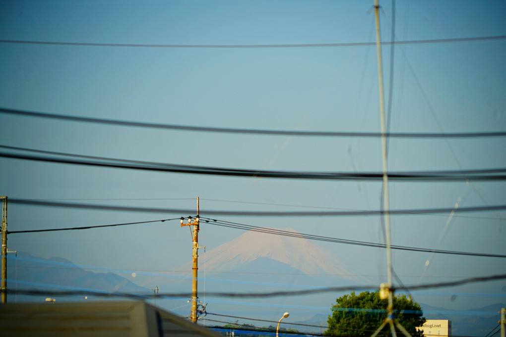 4月11日(日)6時51分　　わが家から望む今朝の富士山 