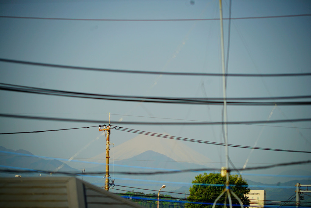 4月20(火)　わが家から見える今朝の富士山　雲一つ無い快晴ですが、春霞で何とか見え