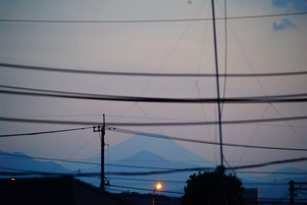4月20日(火)　わが家から望む今日の富士山の夕景