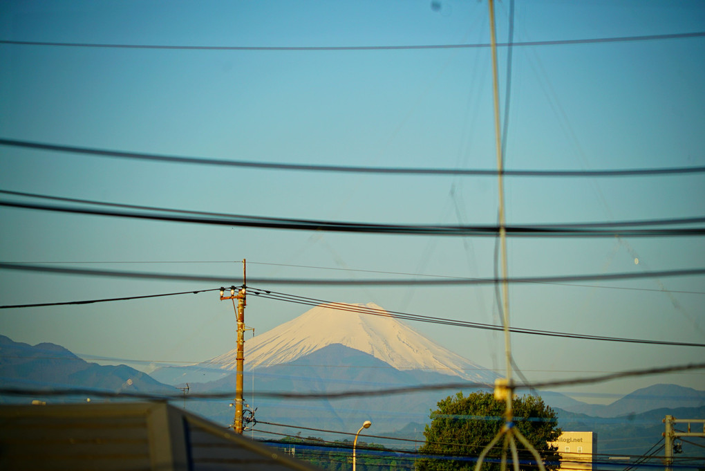 4月22(木)5時53分　わが家から見える今朝の富士山 