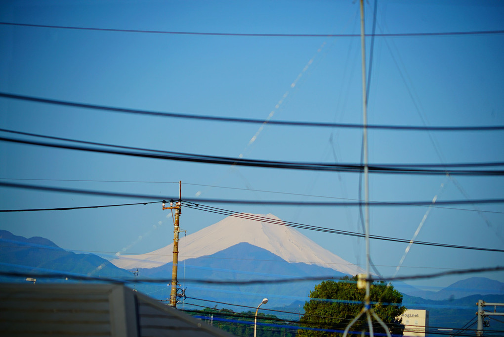 わが家から望む今朝の富士山　6時43分