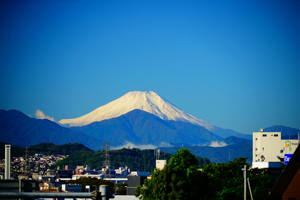 わが家から徒歩数分で富士山のビュースポットがあります。 手前の子抱富士のような山は丹