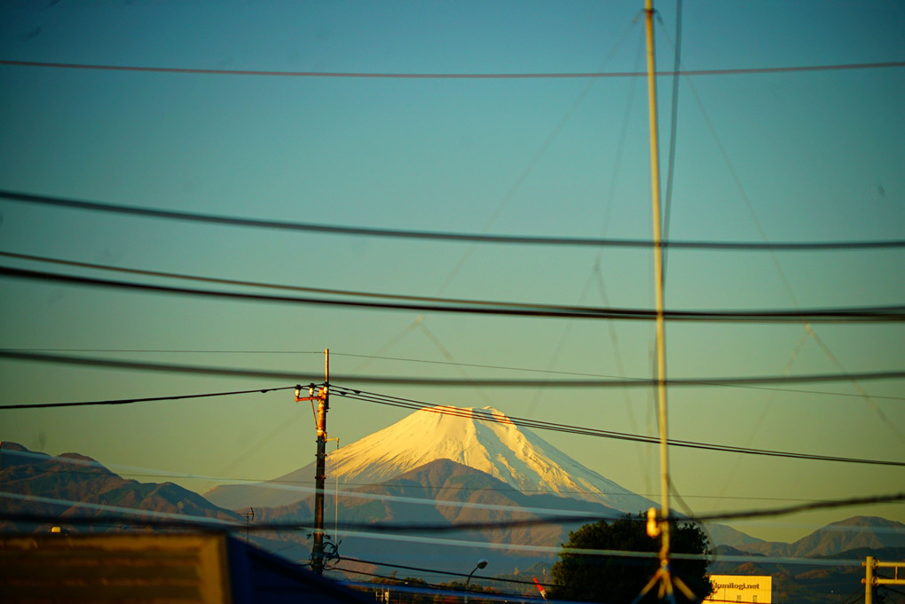 わが家から見える今朝の富士山　　7:04am