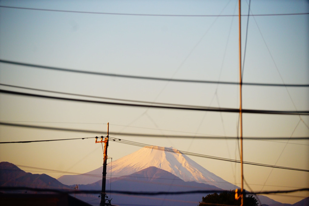 わが家から見える今朝の富士山　　6:47am 