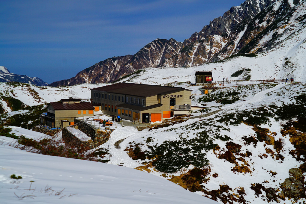 立山室堂より剱岳早月尾根を望む。  剣御前の尾根の後ろに重なるように早月尾根