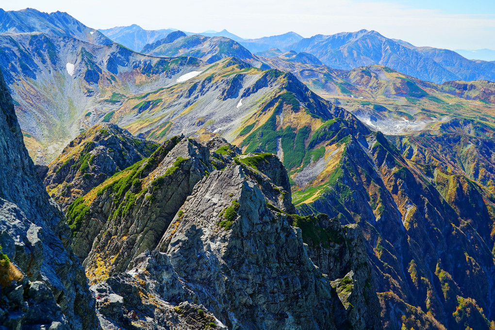 立山室堂より剱岳早月尾根を望む。  剣御前の尾根の後ろに重なるように早月尾根