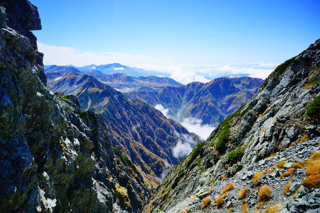 立山室堂より剱岳早月尾根を望む。  剣御前の尾根の後ろに重なるように早月尾根