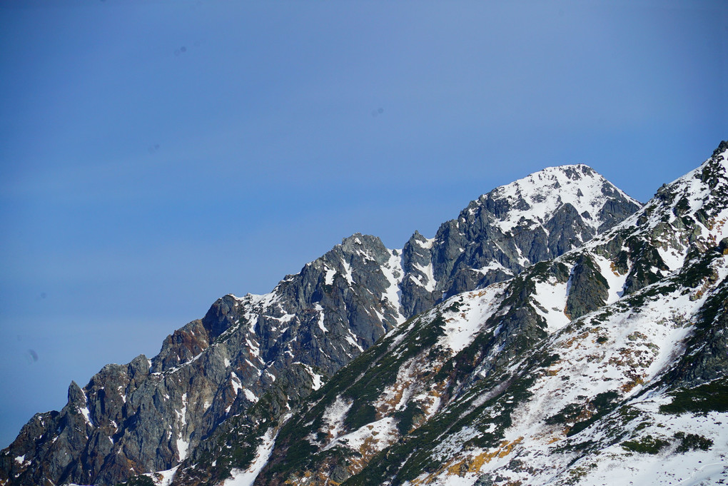 立山室堂より剱岳早月尾根を望む。  剣御前の尾根の後ろに重なるように早月尾根