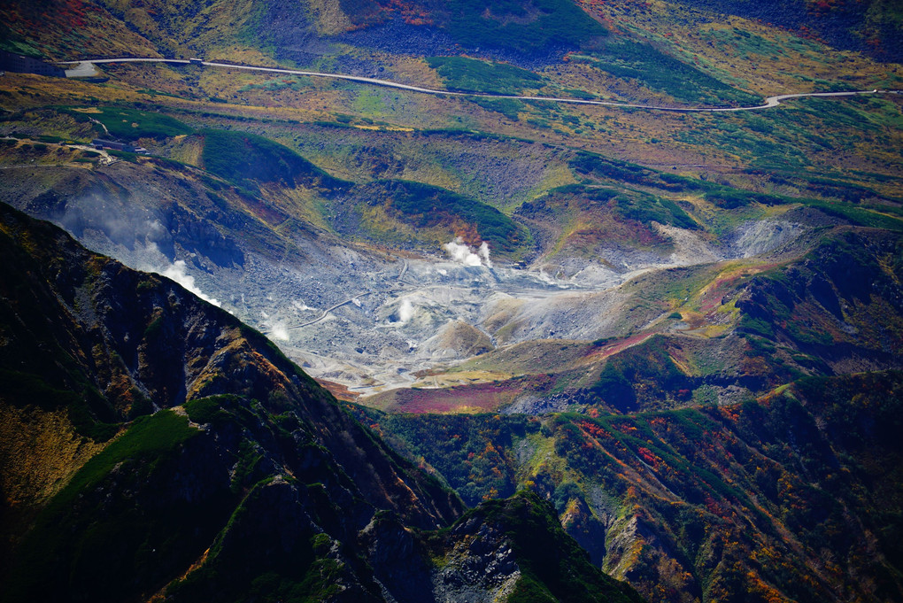 立山室堂より剱岳早月尾根を望む。  剣御前の尾根の後ろに重なるように早月尾根