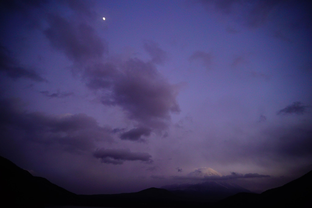 紫雲の富士と月