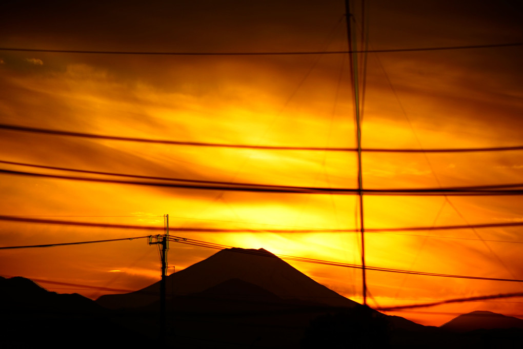 わが家から見える日没後の富士山    4.41pm