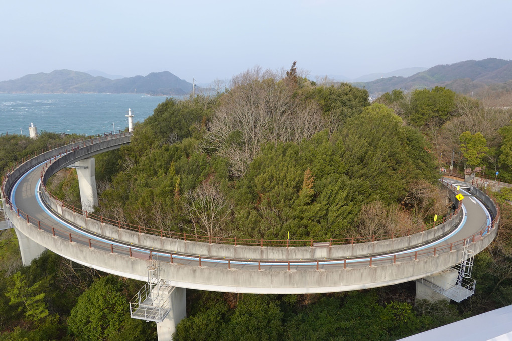 大島へ下りる自転車道はループになっています。