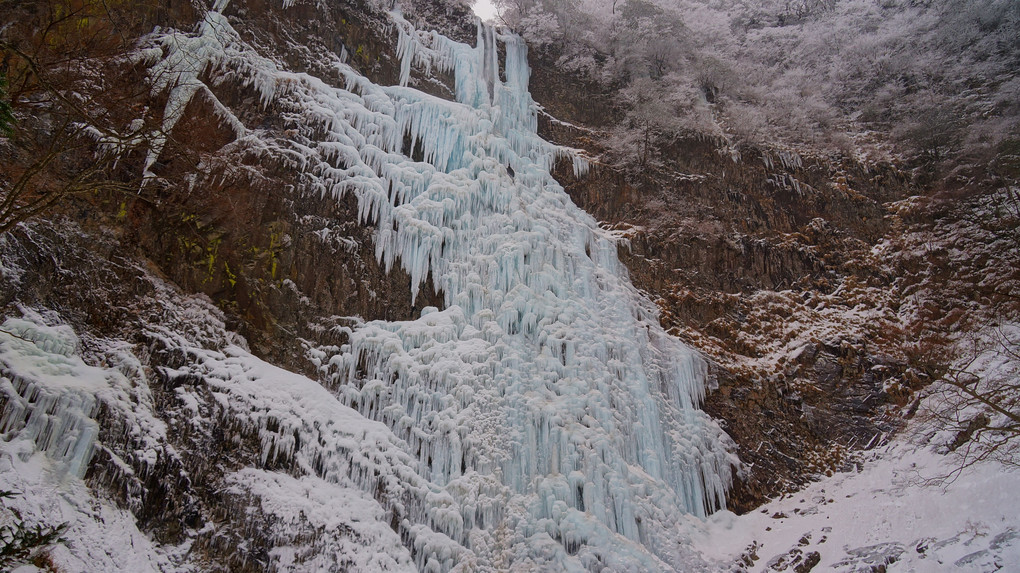 2015年1月8日　高瀑渓谷と高瀑の滝 一本の直瀑の落差は132mです。 