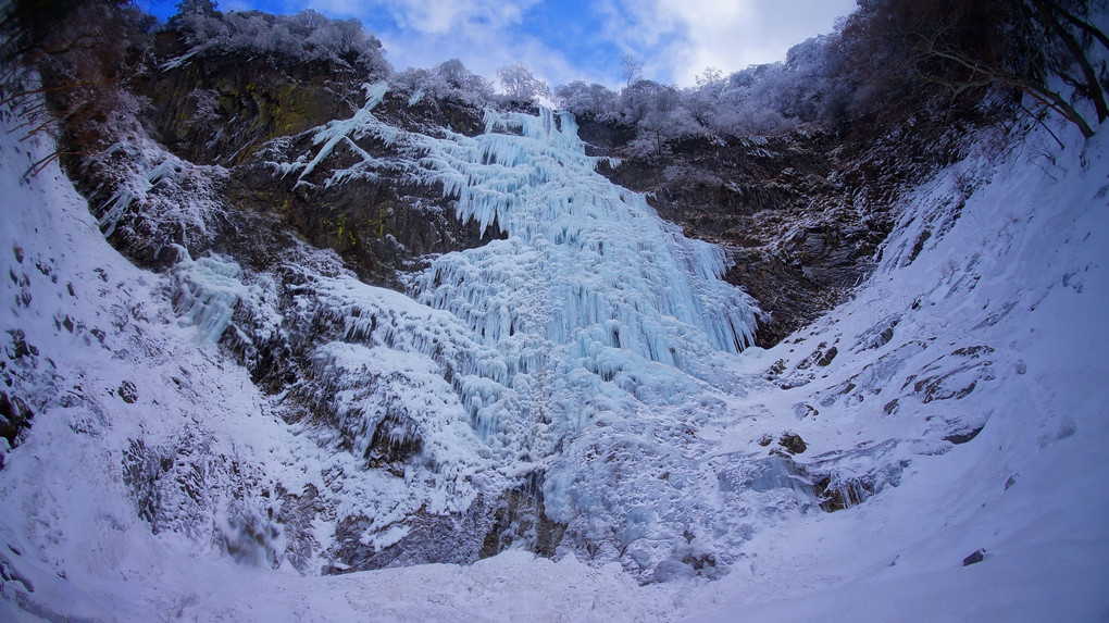 2015年1月8日　高瀑渓谷と高瀑の滝 一本の直瀑の落差は132mです。