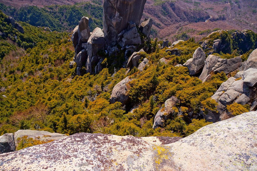 2013年4月13日　瑞牆山頂より望む大ヤスリ岩