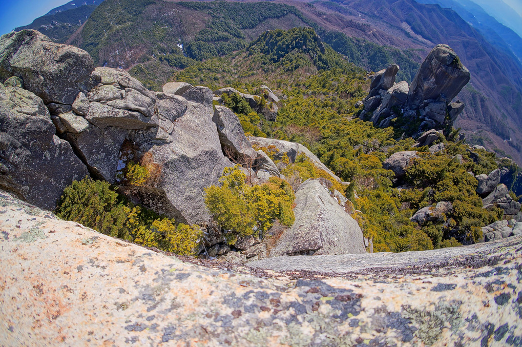 2013年4月13日　瑞牆山頂より望む大ヤスリ岩