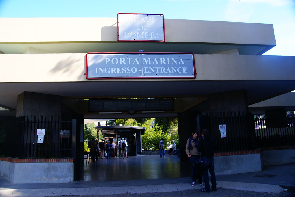 2010年10月3日　イタリア　ナポリ　ポンペイ遺跡　チケット売場　入口
