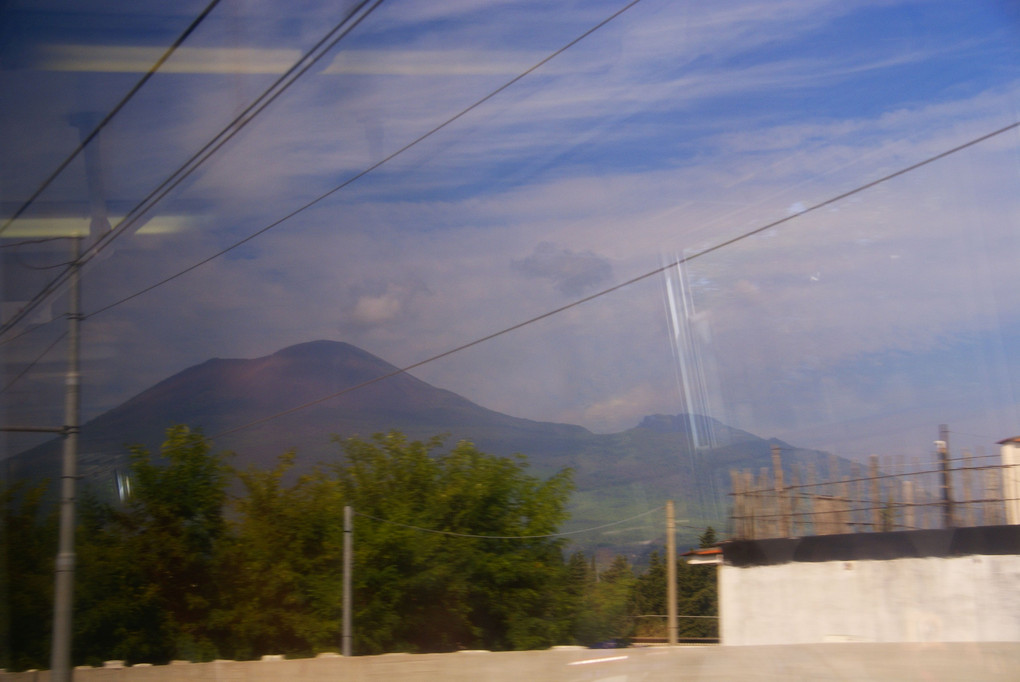 2010年10月3日　イタリア　ポンペイ→ナポリ　移動車内よりベスビオ火山