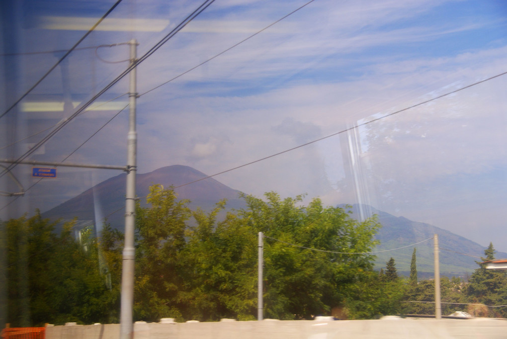 2010年10月3日　イタリア　ポンペイ→ナポリ　移動車内よりベスビオ火山を眺める