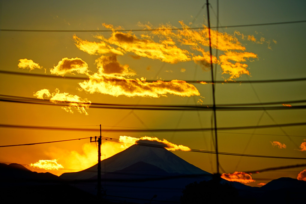 自宅から見える今年最期の富士山への日没