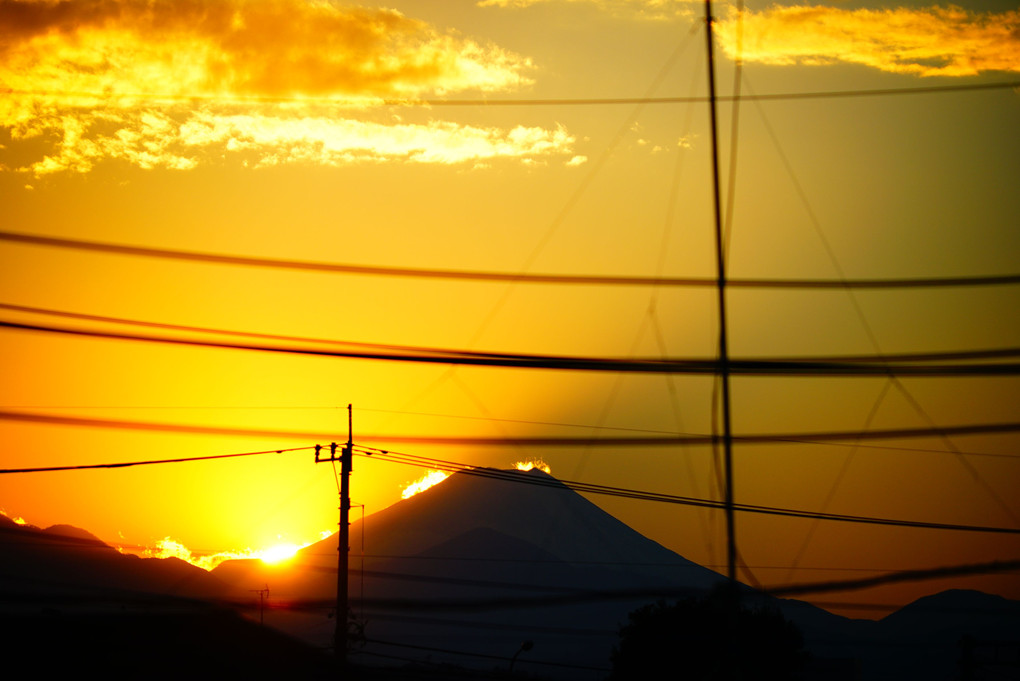 自宅から見える正月二日の富士山への日没  