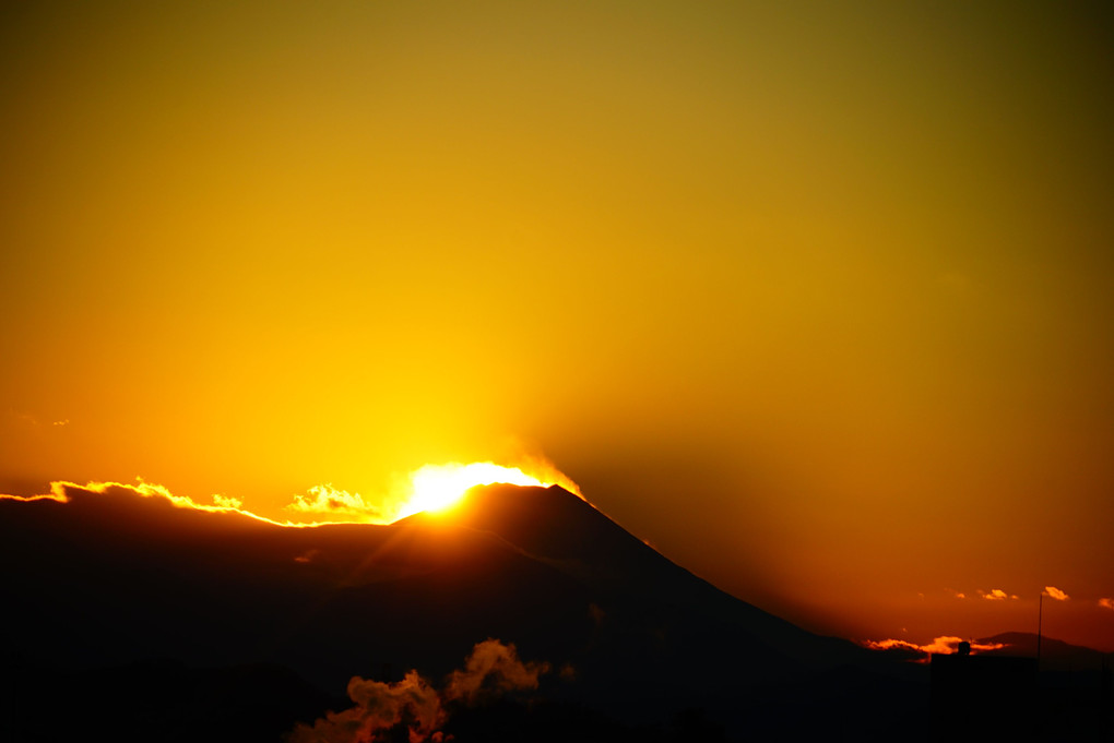 正月13日　富士山への日没  もうすぐ富士山頂の真上へと沈むダイヤモンド富士です。
