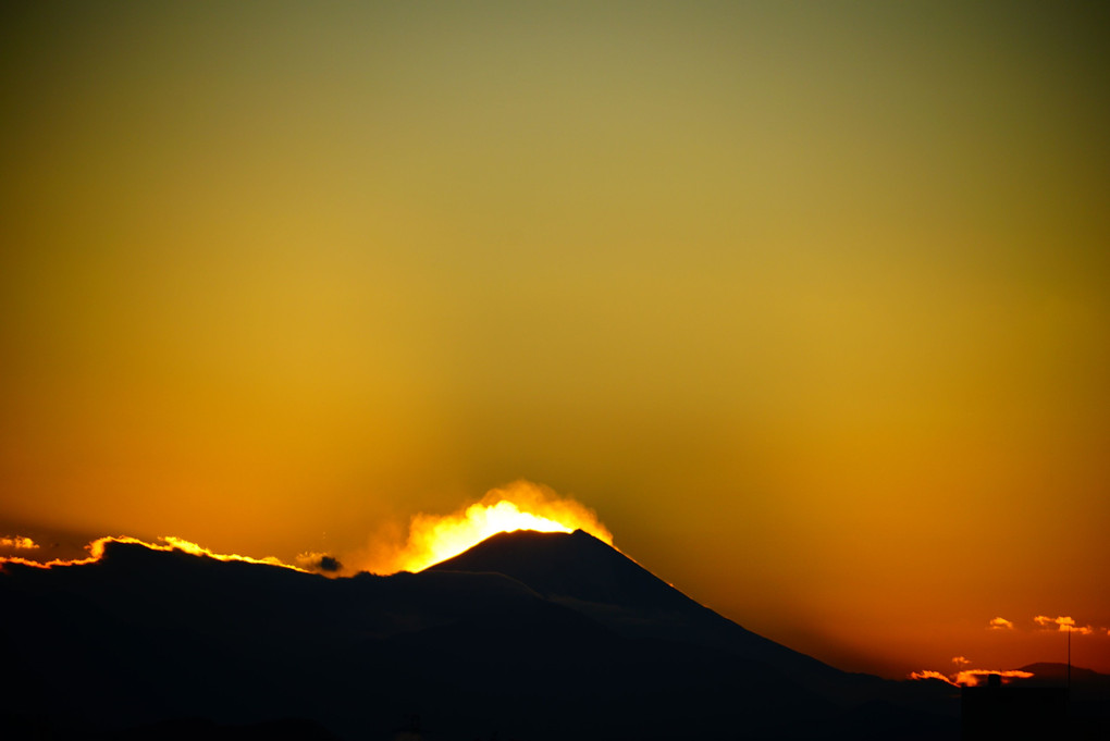 正月13日　富士山への日没  もうすぐ富士山頂の真上へと沈むダイヤモンド富士です。