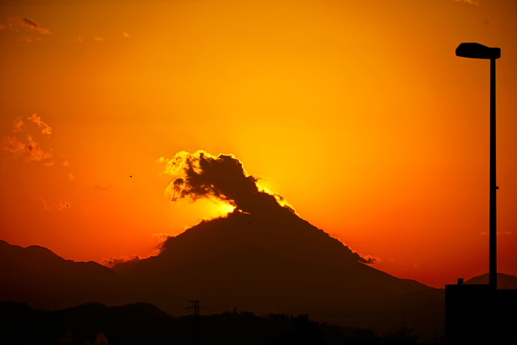 正月16日の富士山への日没  富士山だけに雲が掛かっていました。 