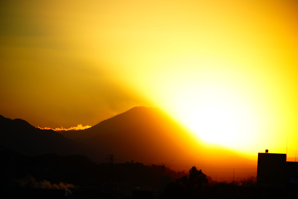 正月19日の富士山へと沈む夕陽 薄