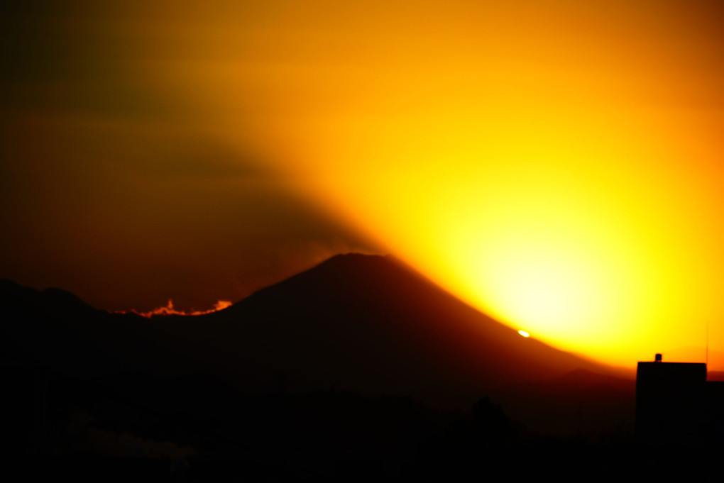 正月19日の富士山へと沈む夕陽　富士山の北側の山麓に沈む瞬間です。