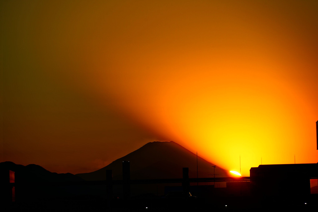 正月20日の大寒に富士山へと沈む夕陽