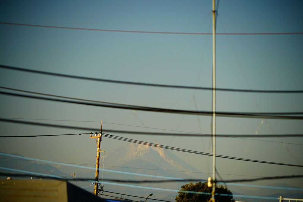 正月21日　わが家から見える今朝の富士山  　晴天ですが霞んでいます。
