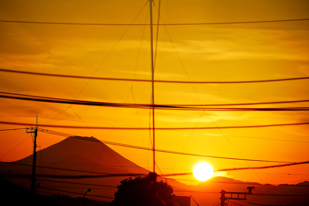 正月25日の富士山へと沈む夕陽 