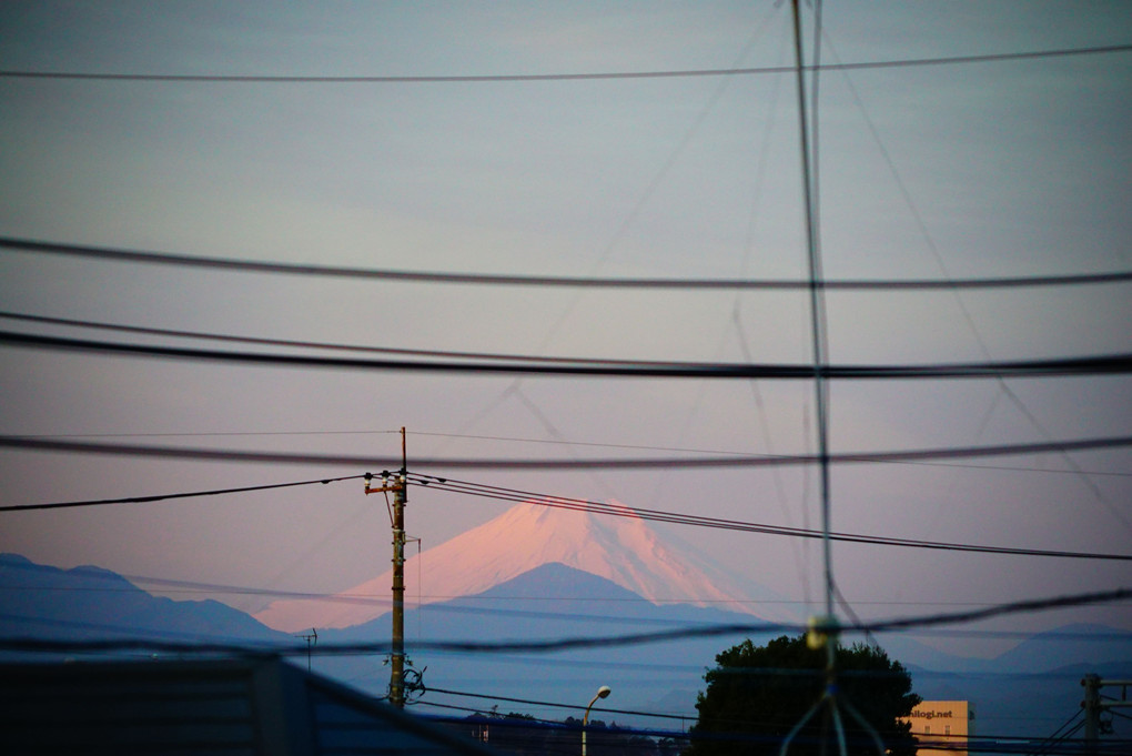 2月23日　わが家から望む今朝の富士山のモルゲンロート