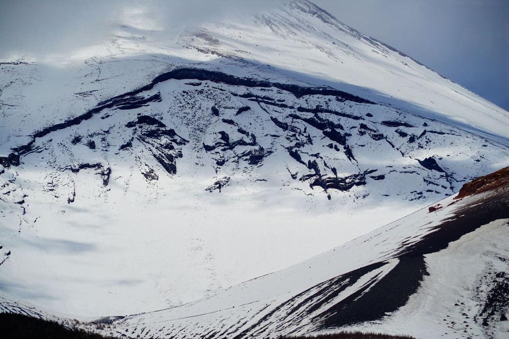 2月17日　富士山一周　水ヶ塚より望む宝永山火口