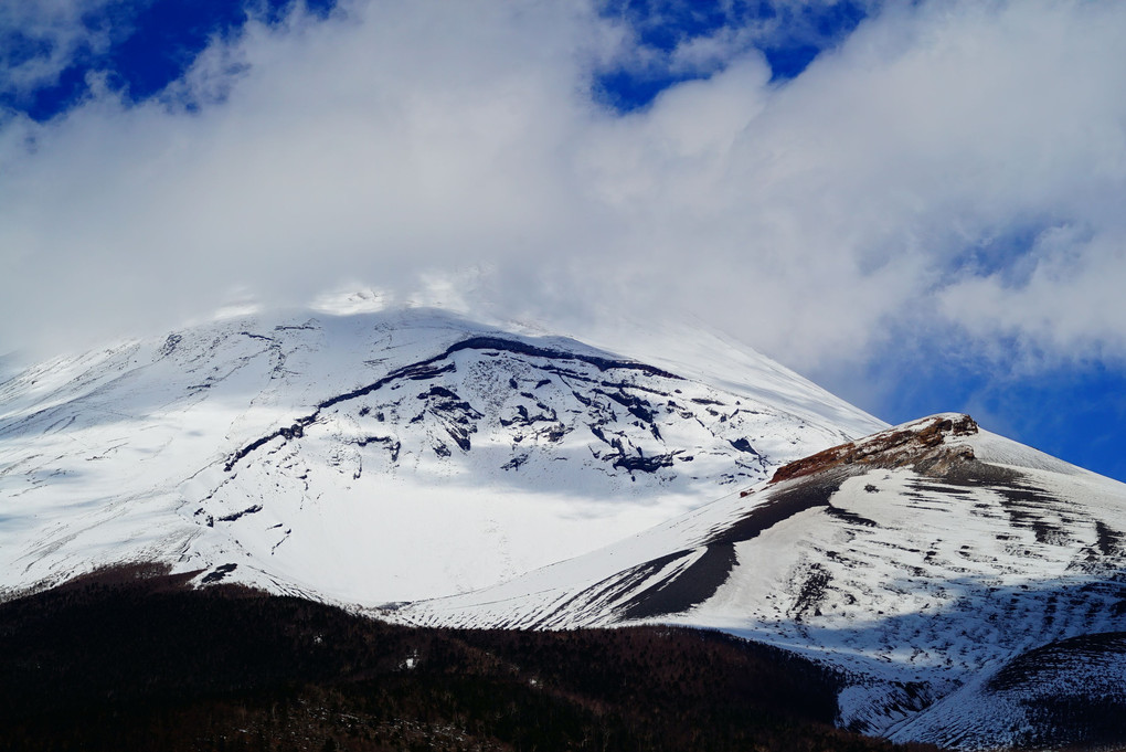 2月17日　富士山一周　水ヶ塚より望む宝永山火口