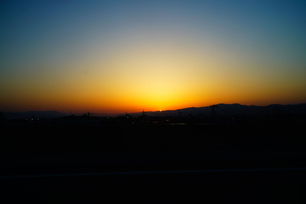 讃岐山脈へと沈む夕陽