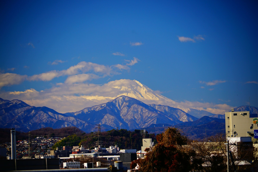 富士山　手前の子抱富士のように見える山は丹沢山系の大室山です