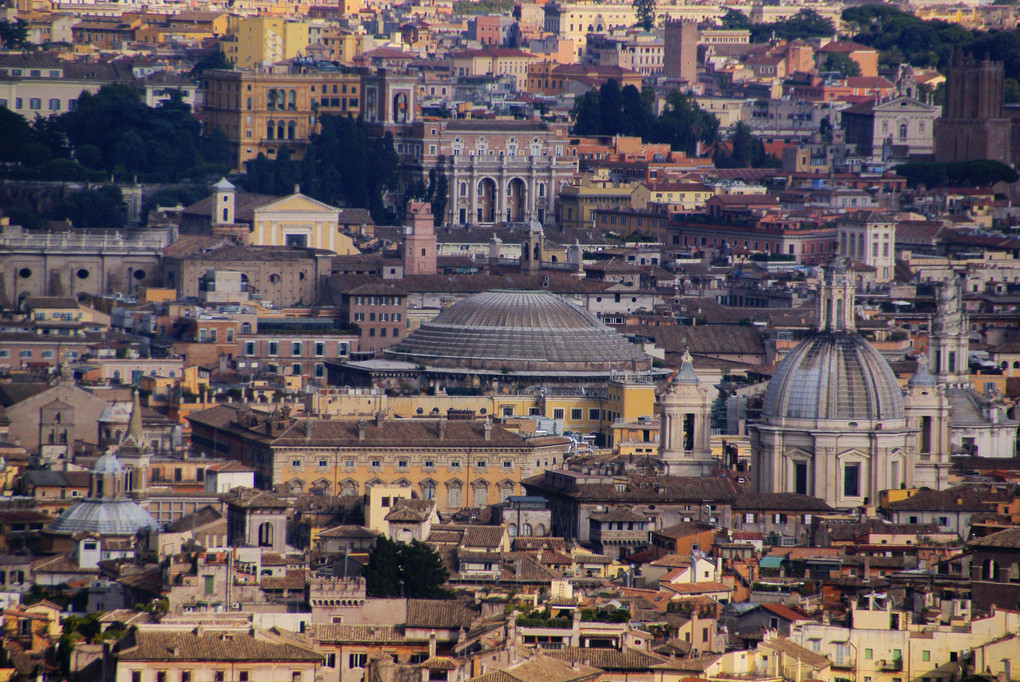 サン・ピエトロ大聖堂のクーポラの屋根の上からパンテオンを望む