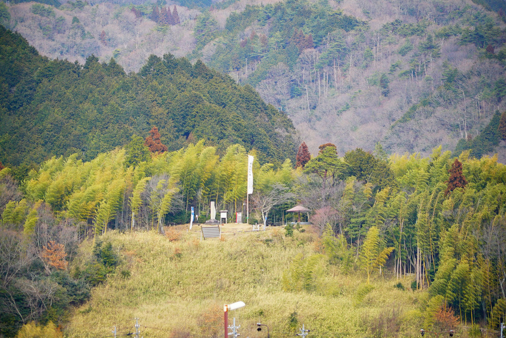 関ヶ原古戦場　　徳川家康最後陣地から笹尾山の石田三成陣跡を望む