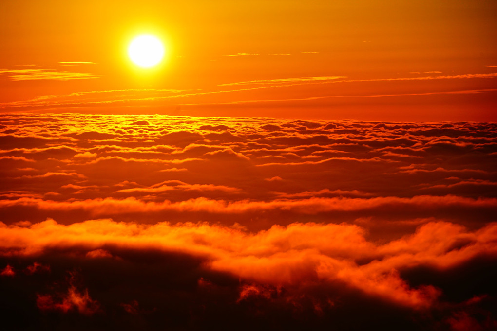 試練と憧れ憧れ　剱岳　早月小屋・丸山ピーク2,224mより望む夕陽 雲海の上を能登半
