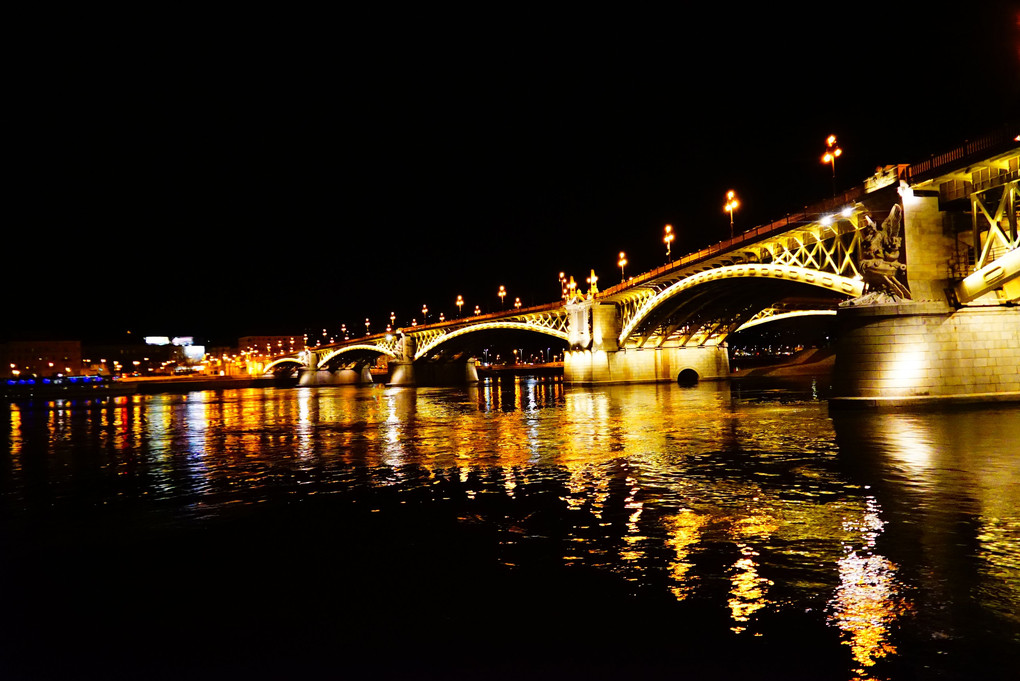 世界遺産　ドナウの真珠クルーズ　マルギット橋　ブダペスト　ハンガリー    